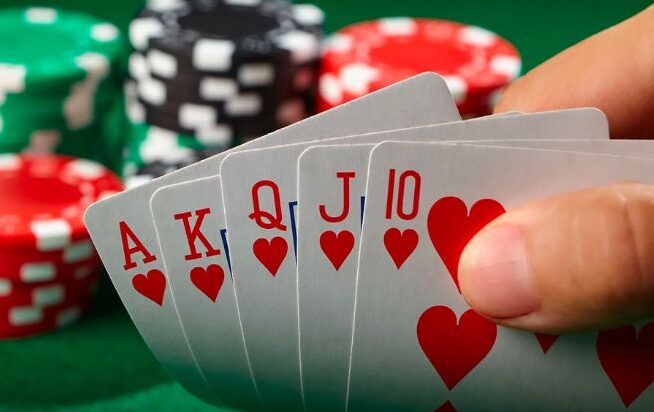 Xì Tố vs Poker: Điểm Giống, Khác Biệt, Kỹ Năng, Chiến Thuật